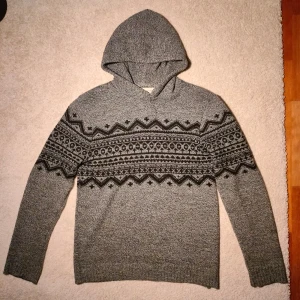 Stickad hoodie med mönster  - Säljer denna extremt snygga mönstrade hoodie, bekväm med bra passform. Skriv vid minsta fundering!