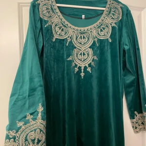 Dishdashe klänning - Tjock mjuk sammet material, köpt i mellanöstern . Står L på lappen men liten i storlek passar S-L bäst. Turkos färgad