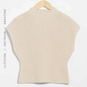 Beige stickad topp - Jätte fin beige stickad topp från other stories! Slutsåld, knappt använd 😊