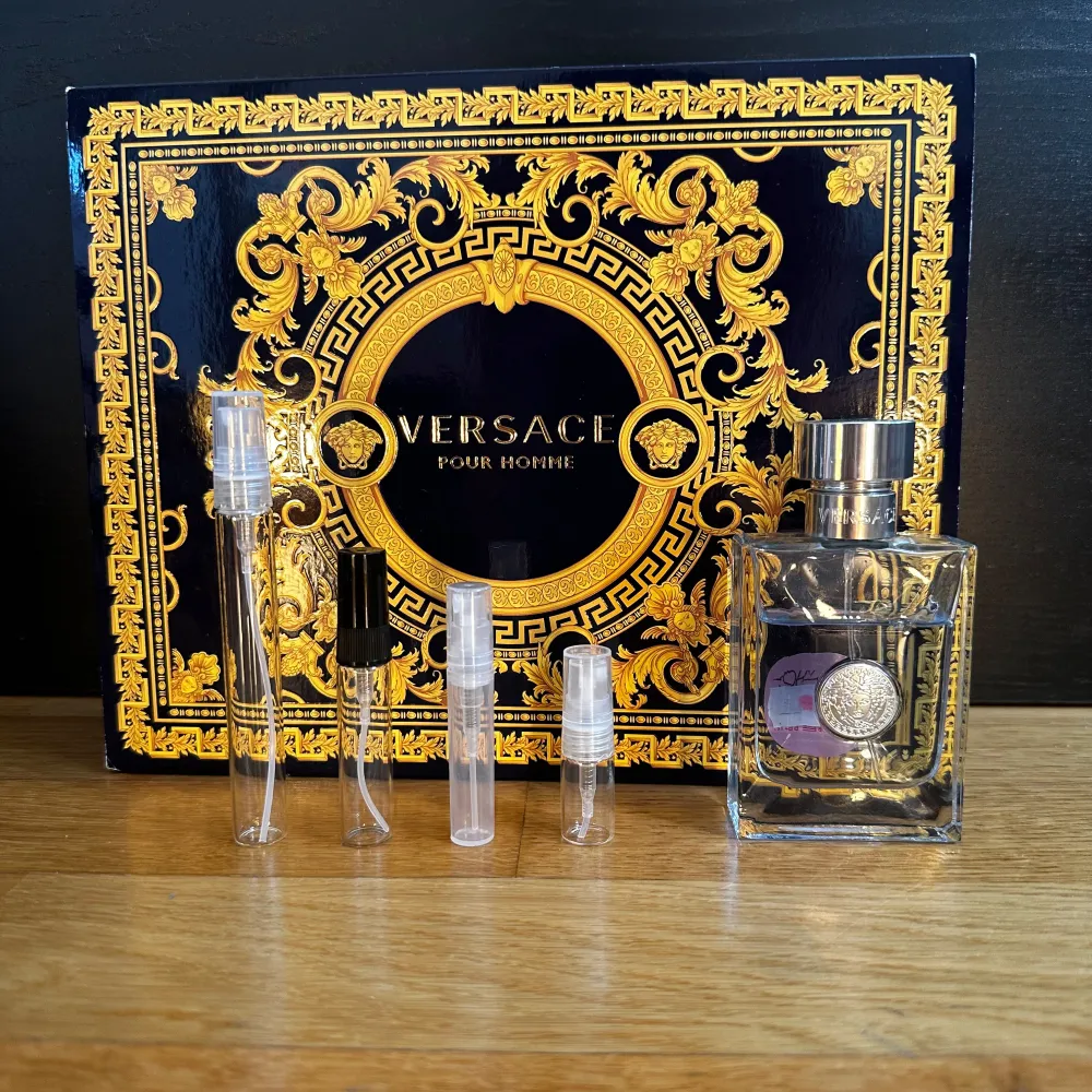 Säljer en elegant Versace Pour Homme edt parfym i storlek 2ml,3ml,5ml och 10ml. Hela flaskan är 50ml och kanske är kvar 48ml. Givetvis kan man köpa hela flaskan om det önskas. Doften har fräscha citrusnoter med inslag av aromatiska och kryddiga toner. Perfekt för både en sommardag och sommarkväll! KOLLA PROFILEN OM DU VILL KÖPA SAMPELS. 2ml 19kr | 3ml 29kr | 5ml 49kr | 10ml 79kr | . Perfume.