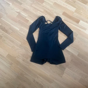 Jumpsuit - Svart jumpsuit med öppen korsad rygg. Använt fåtal gånger.