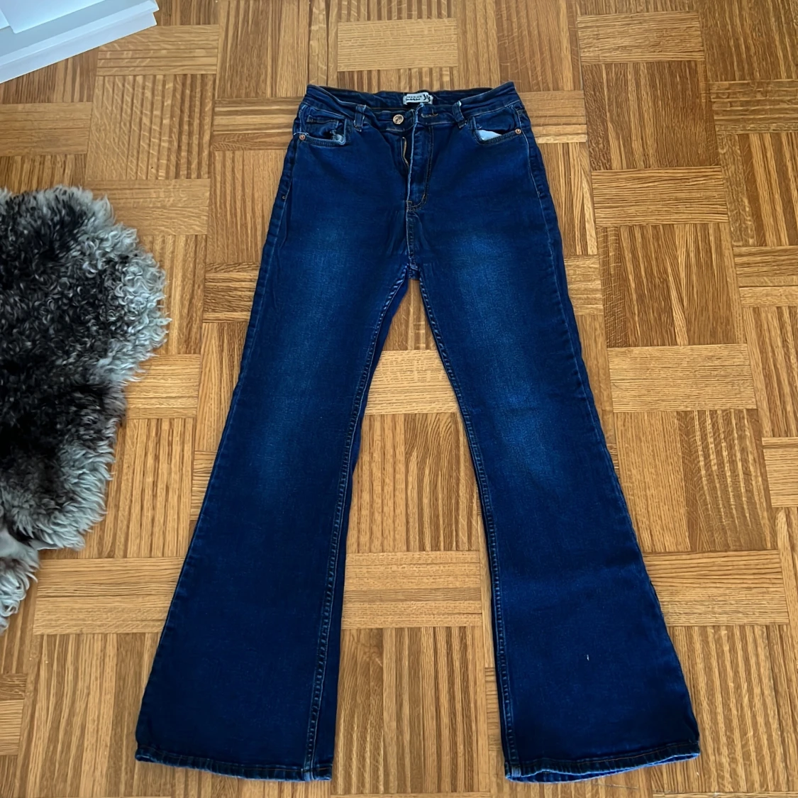 Blå bootcut jeans från Wite & Black