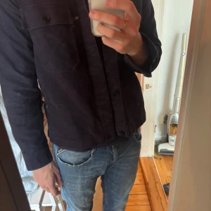Overshirt från Arket - Mörkblå overshirt från arket, riktigt stilren o fräsch. Fint skick. Storlek M. Hämtas i Gamla Enskede eller frakt