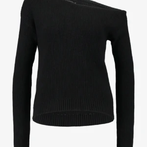 Svart stickad offshoulder tröja - Snygg svart stickad tröja med offshoulder-design och lång ärm. Ribbad struktur som ger en cool och modern känsla. Perfekt att matcha med jeans för en avslappnad men trendig look.
