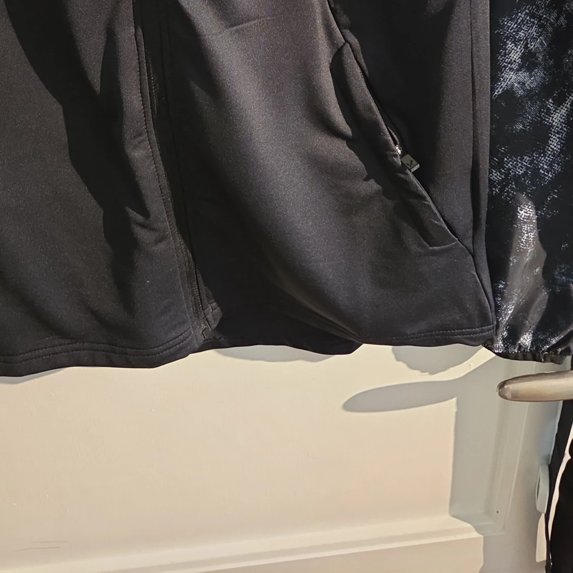 Svart vindjacka SOC med mönster - 4