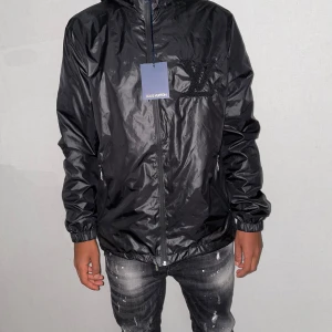 L.V vindjacka storlek M - Storlek M. Helt ny.fin replika med grym kvalitet.pris: 1300kr. Först till kvarn. Skickas direkt inom 24h