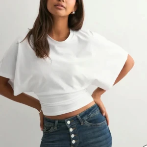 Vit topp - Super snygg och populär topp från Nelly🩷aldrig använd inte ens testad🩷