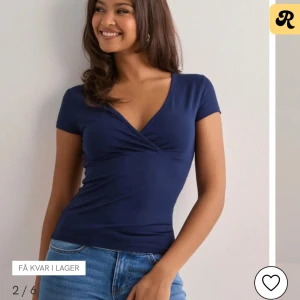 Mörkblå omlottopp med v-ringning - Nypris 249, aldrig använd har endast legat hemma, slutsåld på hemsidan!💕Frifrakt via köp nu