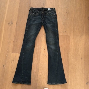 Bootcut jeans med nitar och fickdetaljer - Mörkblå bootcut jeans från True Religion med snygga fickdetaljer bak och små kristaller längst sidan💗 knappt använda