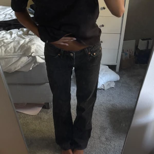 SVARTA ARROW LOW JEANS WEEKDAY - Snygga svarta jeans från Weekday med en klassisk design. De har en normal passform och är perfekta för en stilren look. Jeansen har knappar och dragkedja framtill. Bra men använt skick!