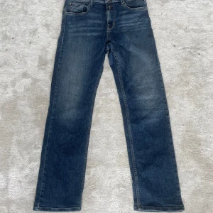 Blå jeansbyxor från Replay - Säljer ett par klassiska blå jeans från Replay med raka ben och normal passform. Jeansen har fem fickor, snygga detaljer på bakfickorna och en tydlig Replay-lapp i midjan. Perfekta till vardags med en t-shirt eller hoodie.158cm är jeansen