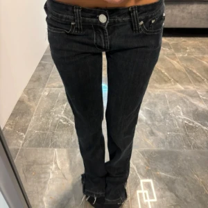 Mörk Blåa lågmidjade jeans - Jätte snygga lågmidjade mörkblåa bootcut jeans som är i väldigt bra skick förutom lite slitage längst ner till. Som man även kan se på bilderna vid låret sticker det ut lite trådar men det är inget som syns eller påverkar byxorna!!!💕💕är öppen för budförslag!🥰skickar gärna fler bilder innan man köper!