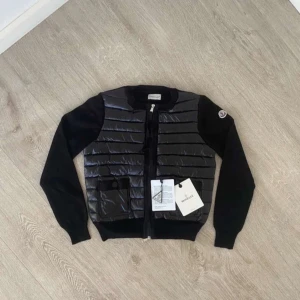Svart moncler cardigan dam  - Säljer min äkta moncler cardigan som köptes nyligen från hemsidan . Digital kvitto finns . Storlek s men passar xs också . Den är använd väldigt få gånger skulle säga 3-4 . Kan bjuda på en nk påse ifall man trycker på köp nu 🫶🏻