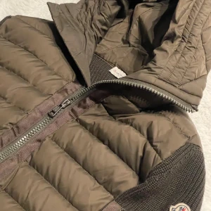 Moncler cardigan - Mörkgrön mobcler cardigan | storlek s passar xs | skick 9,5/10 | hör av vid frågor