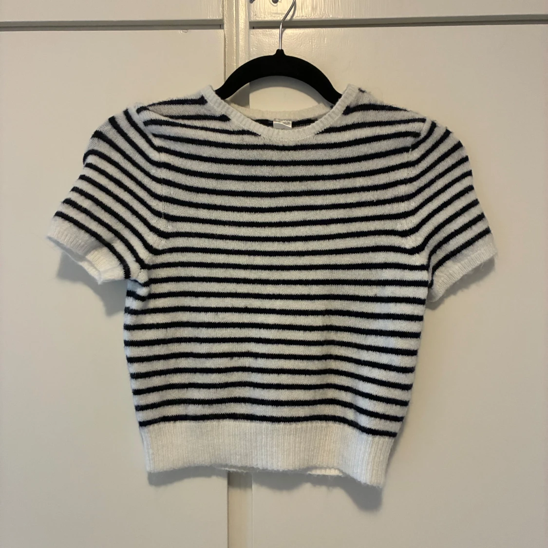 Randig stickad kortärmad tröja