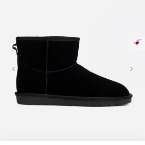 Svarta varmfodrade boots i mocka - Svarta boots i klassisk modell med varmfoder och mjuk mocka på utsidan. Skorna har rund tå, platt sula och synliga sömmar som ger en stilren look. Perfekta för kalla dagar när du vill hålla fötterna varma och bekväma. Från din sko❤️