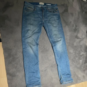 Replay Grover ljusblå straight jeans - Säljer ett par Replay Grover jeans i ljusblå tvätt med straight fit. Klassisk femficksmodell, snygga detaljer och läderpatch bak i midjan. Jeansen är tillverkade i jeansmaterial och har en fräsch, ungdomlig vibe. Perfekt för dig som gillar stilrena och bekväma jeans. Lite slitet i skrevet men verkligen inget som man tänker på (syns inte). Hör av er för frågor, priset är inte spikat ⭐️💫