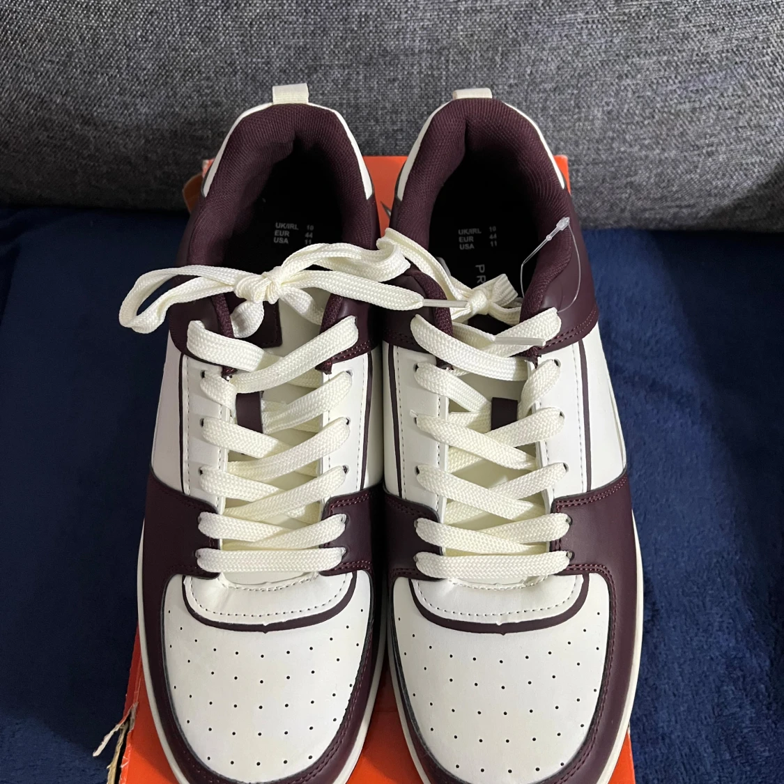 Vinröda och vita sneakers från Kinetix - 1