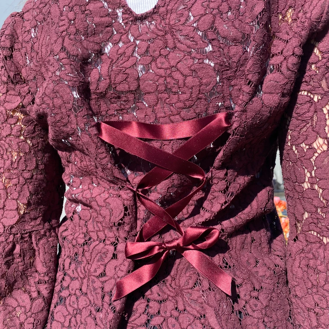 Vinröd spetsblus med snörning🍒🤍