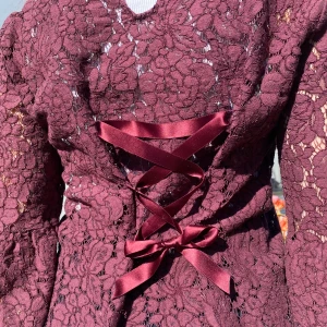 Vinröd spetsblus med snörning🍒🤍 - Egendesignad vinröd spetsblus med sidenband. Blusen har ett korsettliknande egenskap då snörningen där bak på ryggen. Perfekt vid festligare tillställningar. Blusen är i storlek xs🍒🤍🤍