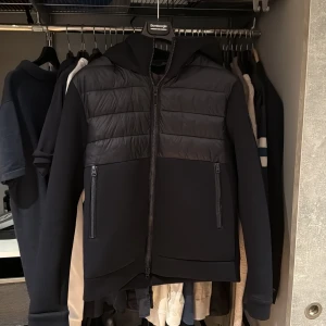 Cardigan  - Hej, säljer en fin Marinblå cardigan från Bomboogie i storlek L i ett mycket bra skick. Jackan är riktigt snygg och i en grym kvalité. Jag har köpt jackan på miinto.se och ny pris ligger på 3200. Skriv för funderingar