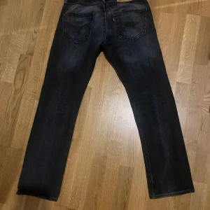 Levi's 501 svarta jeans W30 L30 - Tja, säljer ett par rikigt feta Levis 501 då jag växt ur de. Om ni har frågor eller funderingar hör av er! Mvh Didrik