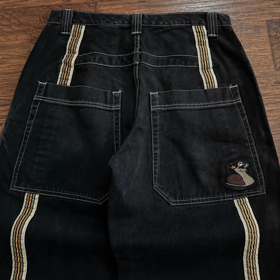 Svart jeanskjol från JNCO med brodyr - 1