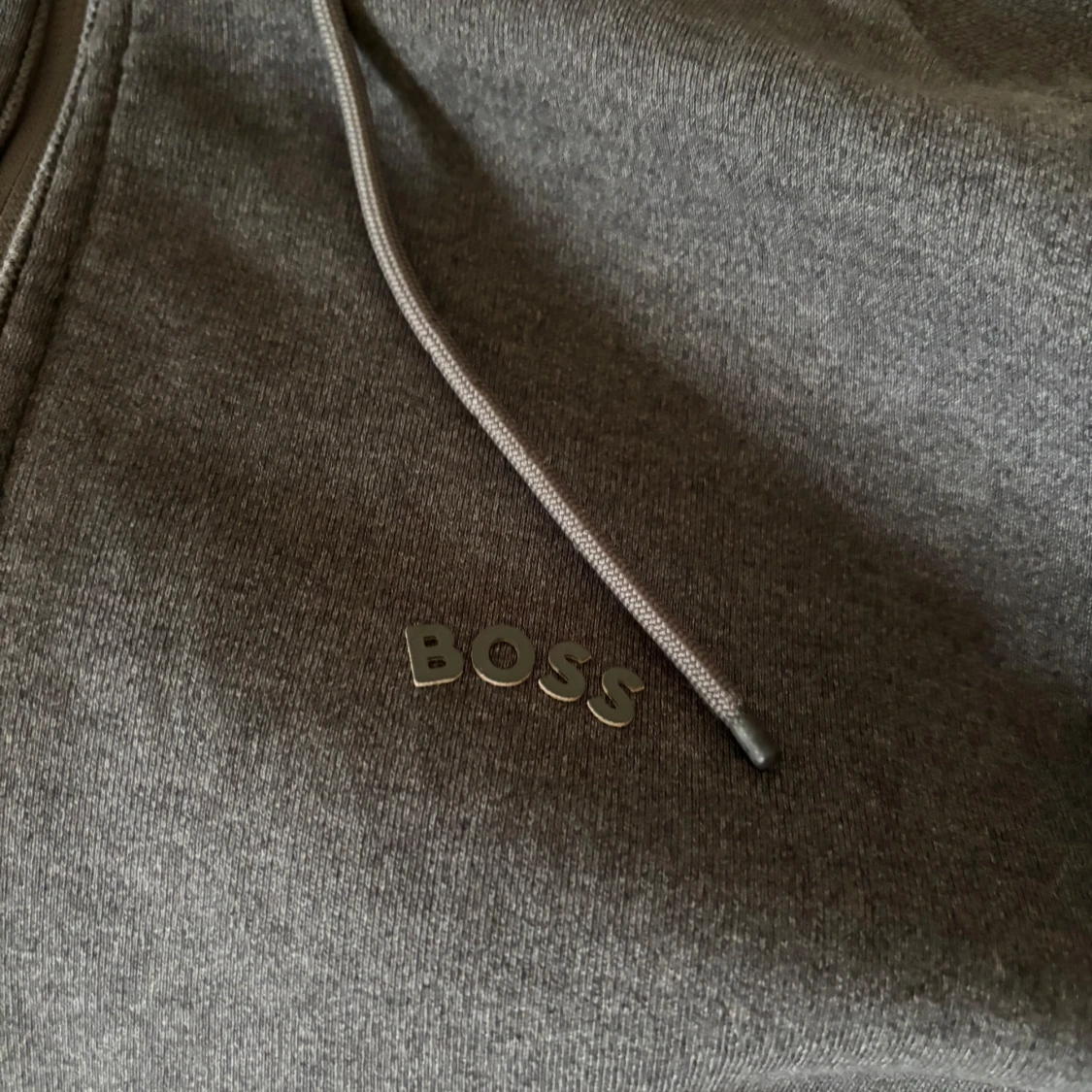 Grå hoodie från BOSS med dragkedja - 1