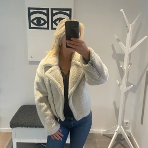 Teddyjacka från na-kd - Storlek 32 men som en 34, i bra skick använd få gånger! Lite kortare i modellen, man kan ha den stängd, öppen precis som man vill själv
