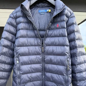 Mörkblå jacka från Polo Ralph Lauren - Säljer nu min mörkblåa Ralph Lauren jacka som är perfekt nu när hösten kommer, äkta såklart. Finns inga skador på den jätte bra skick. Storlek M men passar också L. Nypris ca 4000. Hör av er vid minsta fundering.