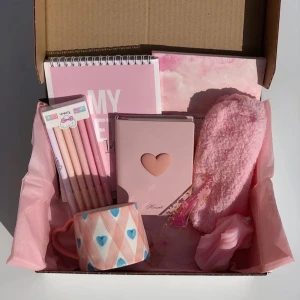 Anpassad brevpapper - "Anpassad brevpapper: anteckningsböcker, pennor, dagböcker, brevhuvuden, vykort & mer, personligt utformat för att göra det extra speciellt."