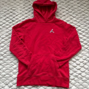 Röd Jordan hoodie och byxor - Snyggt rött Jordan set. Använt fåtal gånger i storlekarna small.