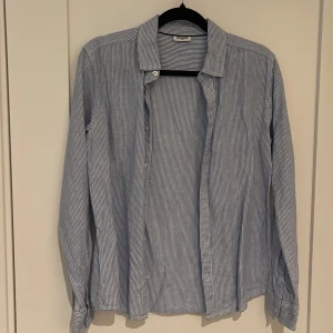 Randig blåvit skjorta från Kappahl - Snygg blå och vit randig skjorta från Kappahl i storlek 164. Skick 7/10