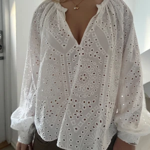 Vit blus - Vit blus från hm, nytt skick använd max 3 gånger. Storlek S🌸