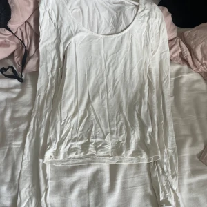 Vit långärmad topp från Gina Tricot - En enkel och stilren vit långärmad topp från Gina Tricot. 
