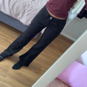 Lågmidjade svarta jeans  - Säljer dessa lågmidjade svarta jeans i storlek 32, jeansen är klippta och jag är ca 155 så passar endast någon som är kortare!❣️