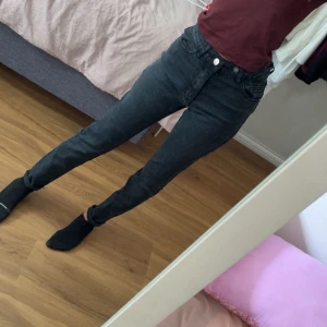 Svarta Skinny jeans - Säljer dessa svarta Skinny jeans från SHEIN i storlek 34, de har en extra knapp som jag satte på men som går att få bort enkelt, o de går även att vika ner dom längst ner❣️