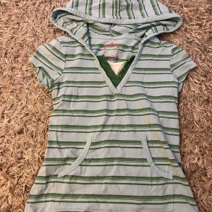 T-shirt med luva - Randig T-shirt med luva och andra detaljer