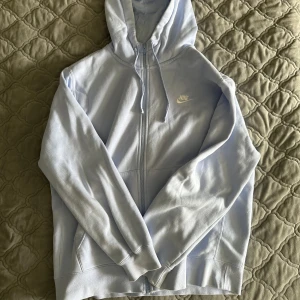 Ljus Blå Nike Zip - Bara att fråga vid någon fundering, Säljer billigt då jag rensar mina kläder!
