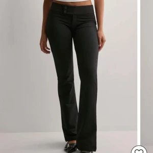 Svarta bootcut kostymbyxor - Säljer dom här jätte snygga kostymbyxor från Nelly pga att dom inte passade mig. Dom är helt nya och har prislappen kvar. Skriv för mer frågor🩷🩷
