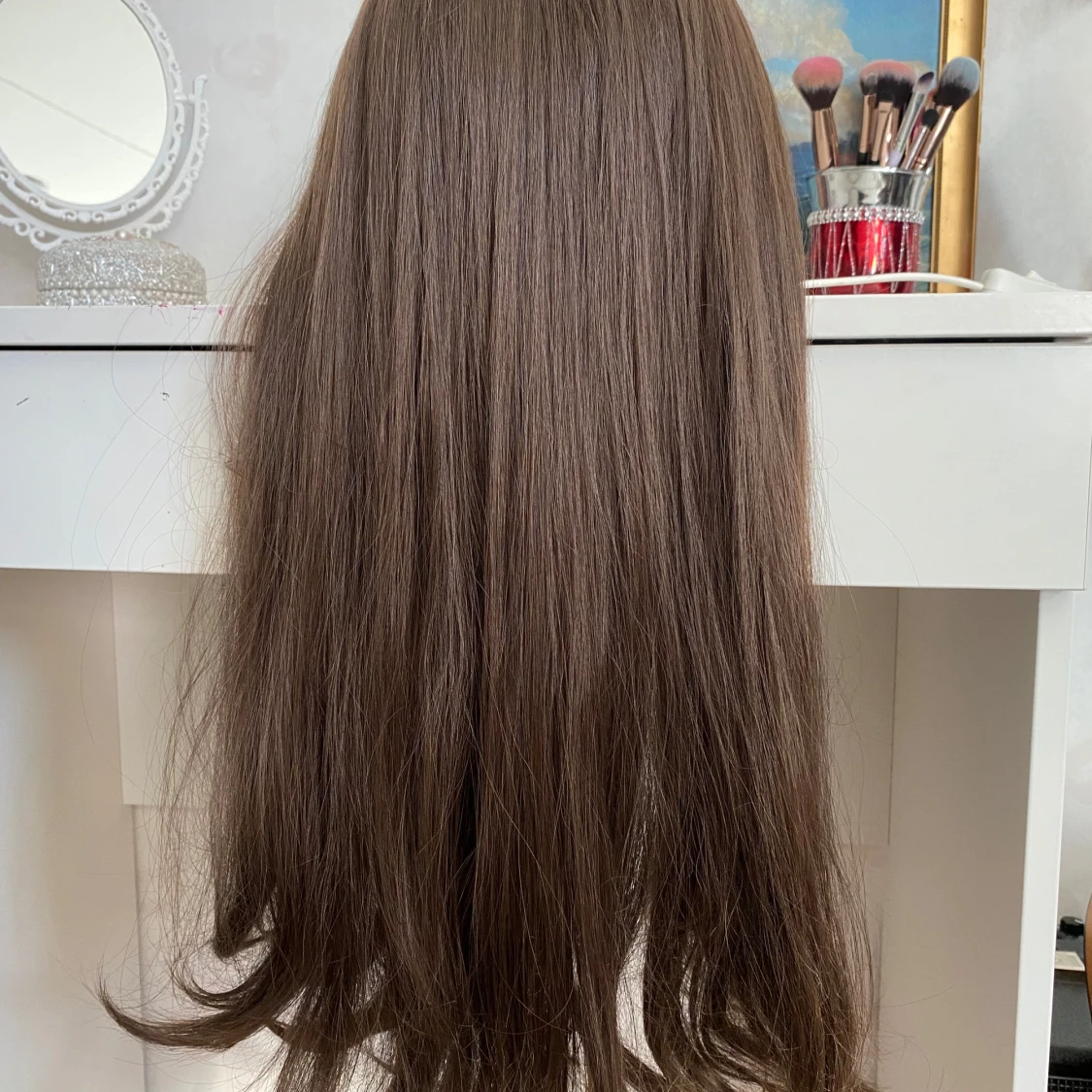 Fyra färgglada peruker i syntet - 1