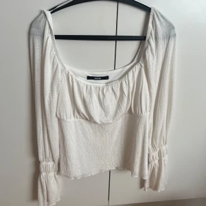 Vit söt blus  - Jättefin blus som aldrig är använd, bara testad men prislappen är borttagen! 💕