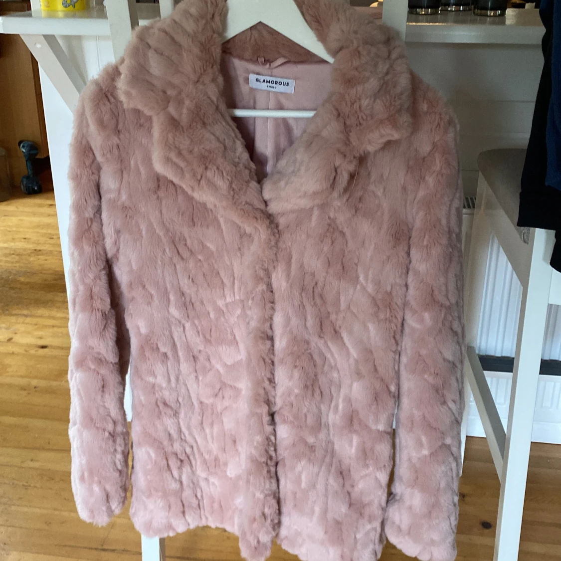 Rosa pälsjacka från Glamorous