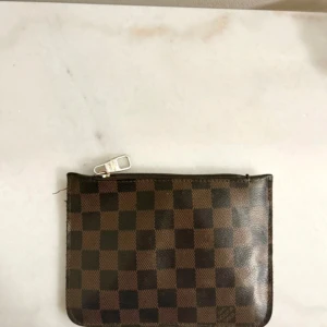 Plånbok  - Snygg plånbok. Tillverkad i skinn med dragkedja upptill och silverfärgad zip. Perfekt att ha med sig i väskan för kort och kontanter.