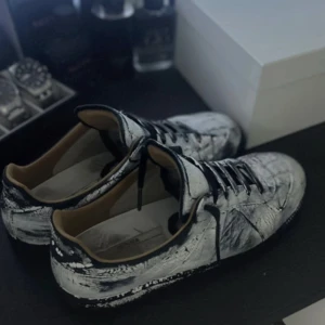  Maison margiela gats  - Maison margiela gats storlek 44, riktigt feta. Nypris 6.8,denna modellen ännu mer. Kan lösa lite bättre deal vid bundle