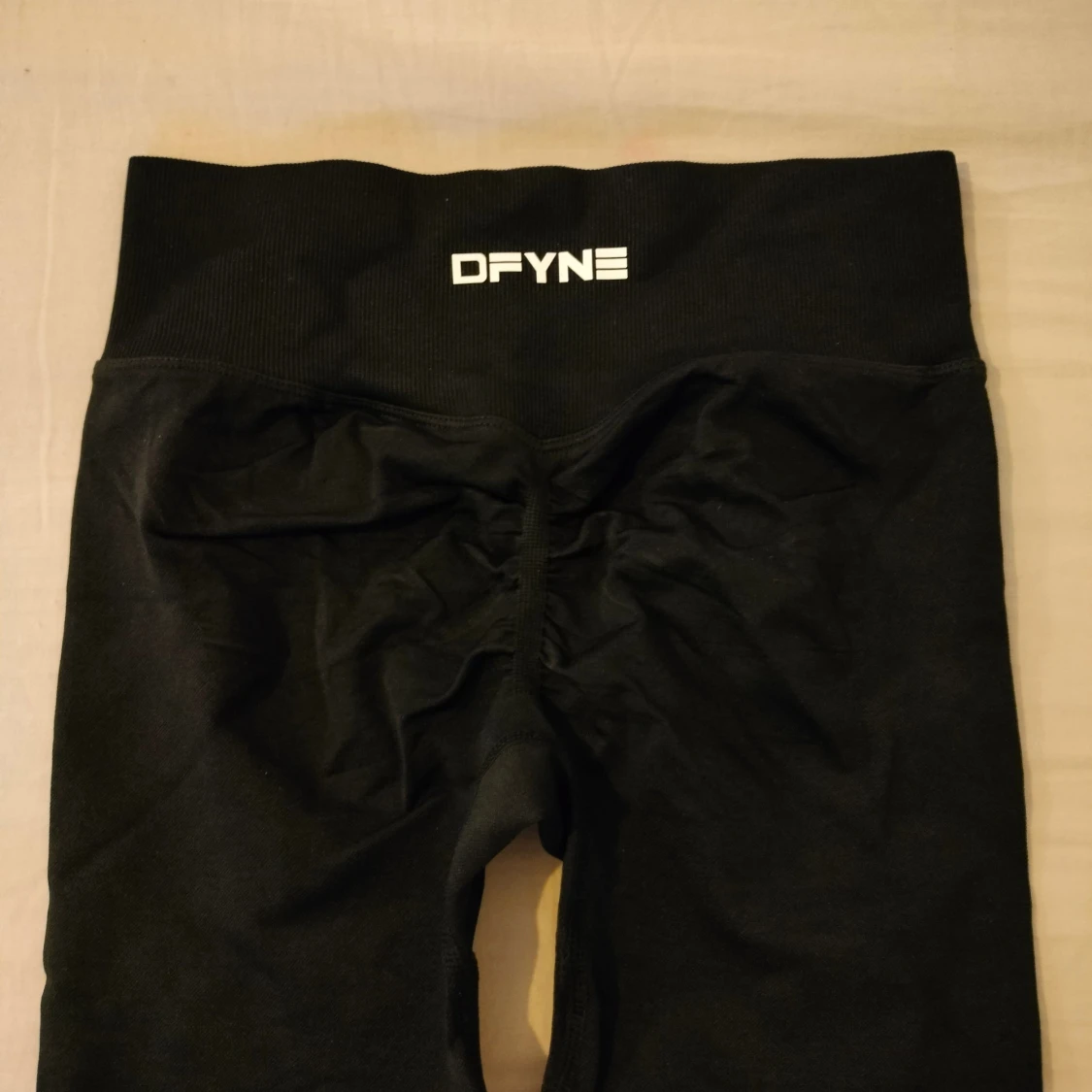 Svarta träningsshorts från DFYNE - 4