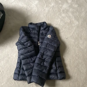 Mörkblå dunjacka från MONCLER - Skit snygg mörkblå MONCLER jacka, tyvär börjar den bli lite för liten och därför tyvärr säljer den, kan tänka mig sänka priset! 