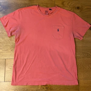 Ralph Lauren T-shirt - Mycket fint skick utan defekter, storlek M, normal i storleken. Kom gärna med prisförslag eller andra frågor!
