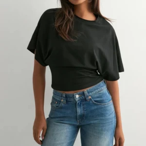 Svart Nelly topp  - ❌ALDRIG ANVÄND ❌ svart snygg Nelly topp med tight midja, storlek S ⭐️🙌🏼😇