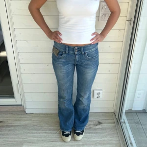 Bootcut diesel jeans  - Bootcut dieseljeans med broderade detaljer, storlek XXS-XS. Midjemått: 34x2 cm innerbenslängd: 84 cm och jeansen är stretchiga.